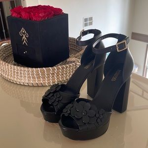 Michael Kors Floral Platform Sandals 🖤
